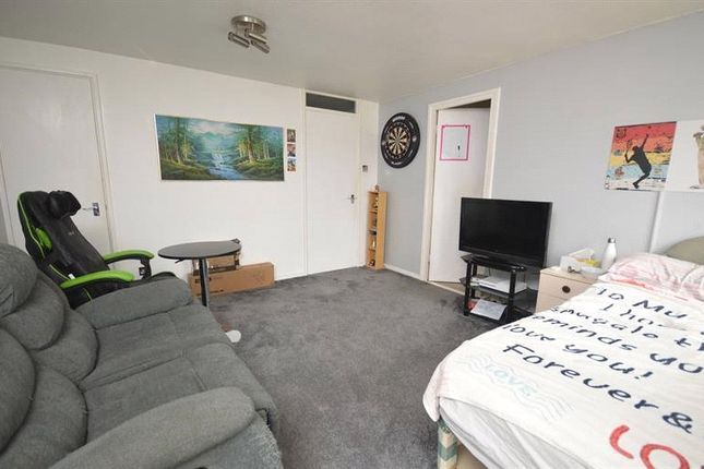 Flat 173, Mountbatten Court, Mountb,, Braintree, Essex photo 3