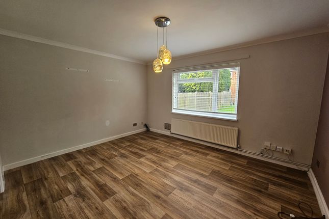 Flat to rent in Ramsey Close, Luton