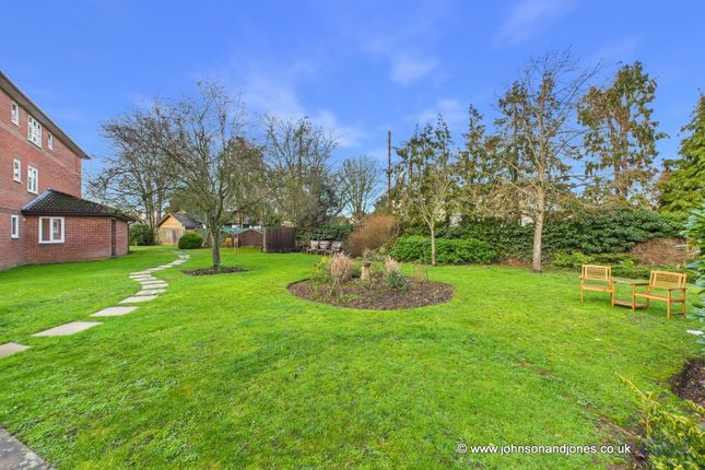 27, Manor Farm Court, Egham photo 2