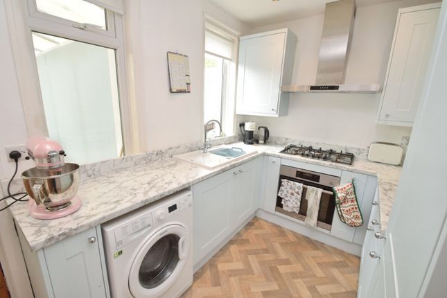 33, Rylands Avenue, Bradford photo 3