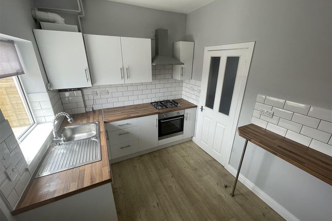204, Wood Lane, Leeds photo 2