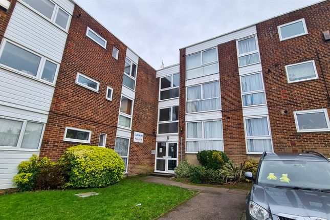 Flat for sale in Claybury, Bushey