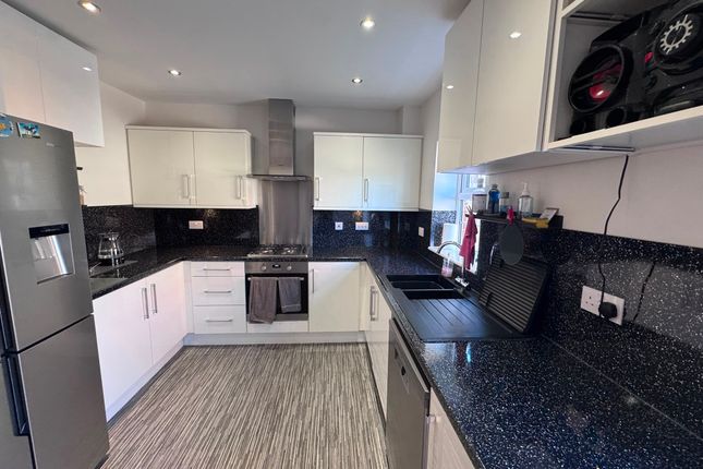 10, Mayfield Avenue, Bradford photo 4