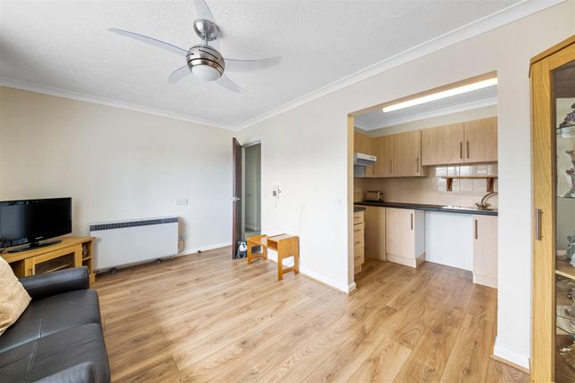 Flat for sale in Westcombe Lodge Drive, Hayes