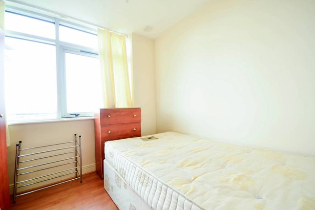 Flat to rent in Gerry Raffles Square, Stratford, London