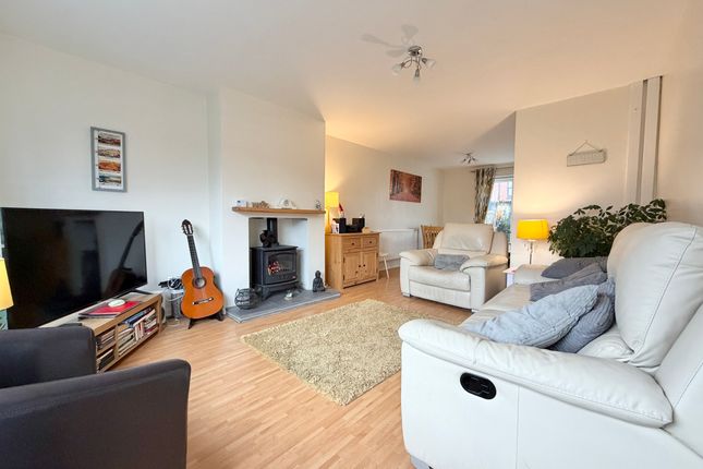 34 Newland Court, Wakefield photo 2