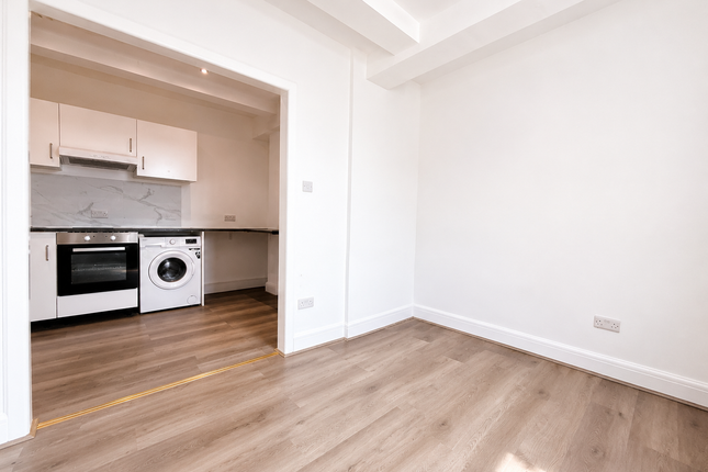 Flat 8, London photo 3