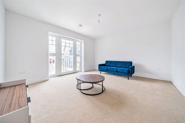 End terrace house to rent in Maine Street, Reading