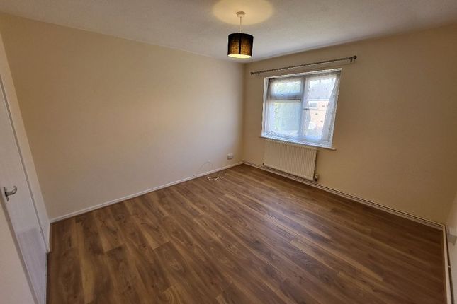 Flat to rent in Ramsey Close, Luton