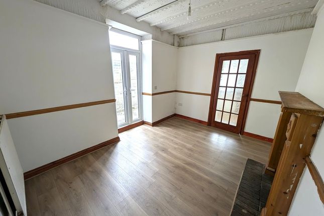8, Bradford Street, Caerphilly photo 3
