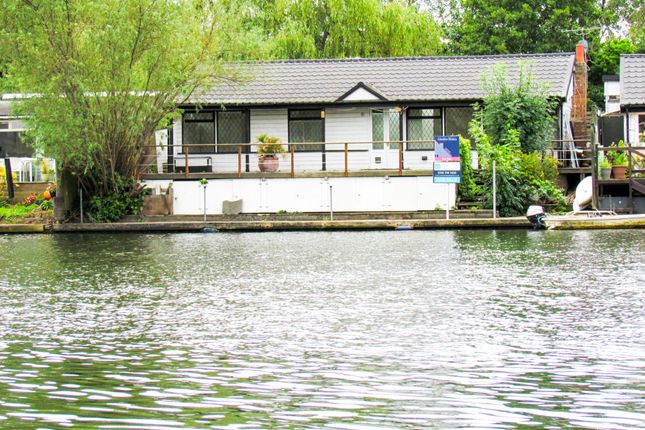 Thumbnail Detached bungalow for sale in Thames Street, Hampton