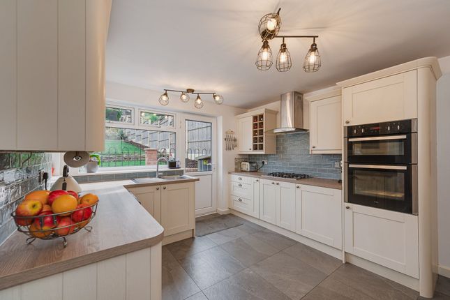 12 Hollythorpe Crescent, Sheffield photo 2