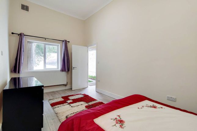Thumbnail Flat to rent in Roding Road, Clapton, London