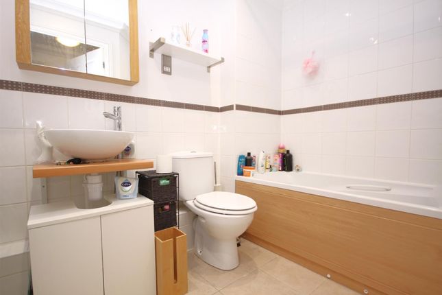 Flat for sale in Botley Road, Park Gate, Southampton