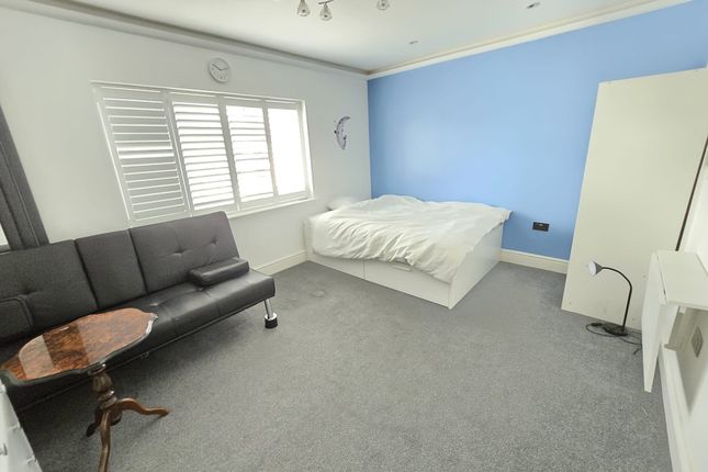 14, Wheel Farm Drive, Dagenham photo 4