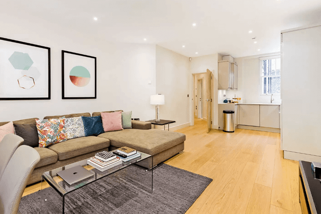 Flat to rent in Great Titchfield Street (4), Fitzrovia, London