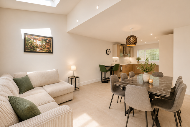 Claremont Close, Leatherhead photo 3