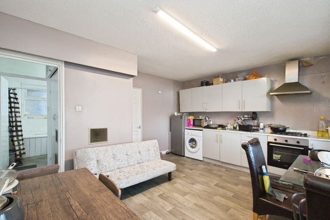 Flat 35, Oakenholt House,, Hartslock Drive, London photo 4