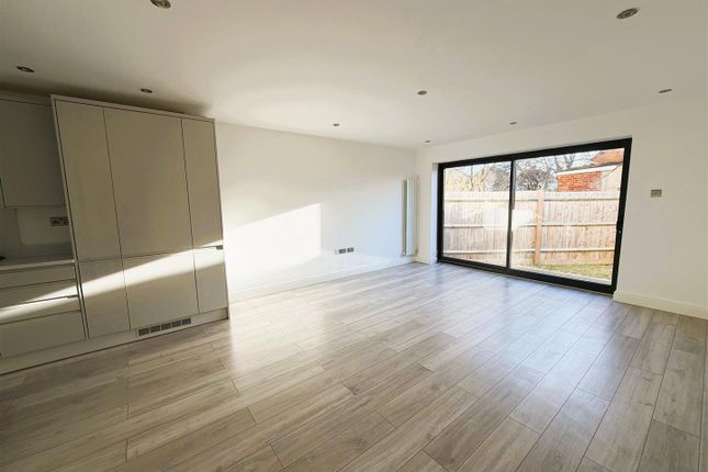 Flat 2 Villa May, Lakeswood Road, Petts Wood photo 2