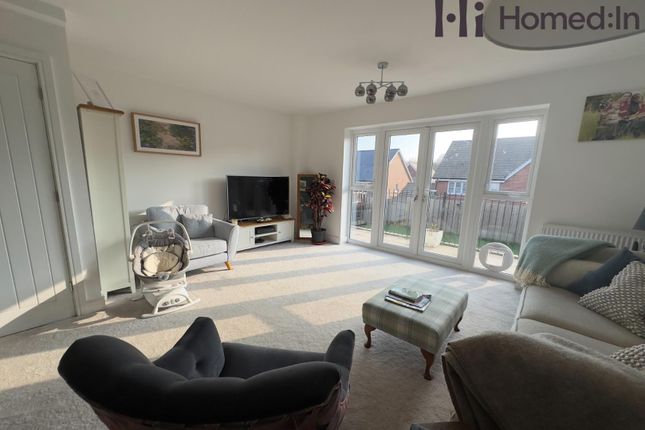 18, oak tree way, horsham photo 3