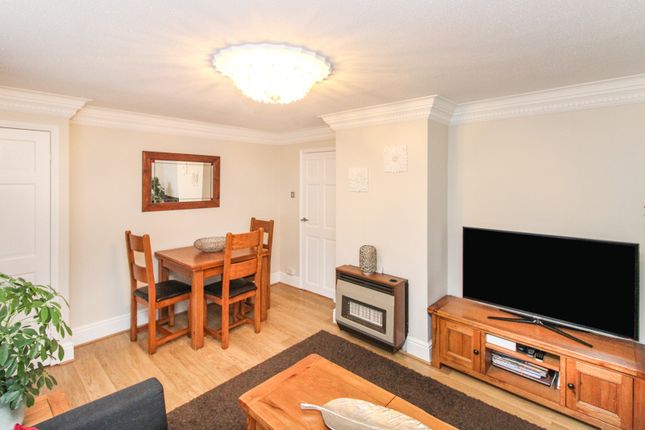7, St. Joan Close, Crawley photo 3