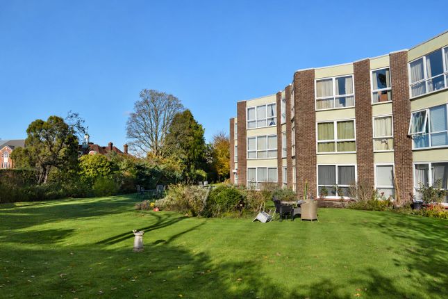 Parkside Court, WEYBRIDGE photo 3