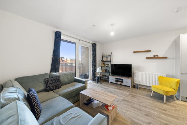 Flat 14, Carpenter House, 45 Pump Lane, Hayes photo 2