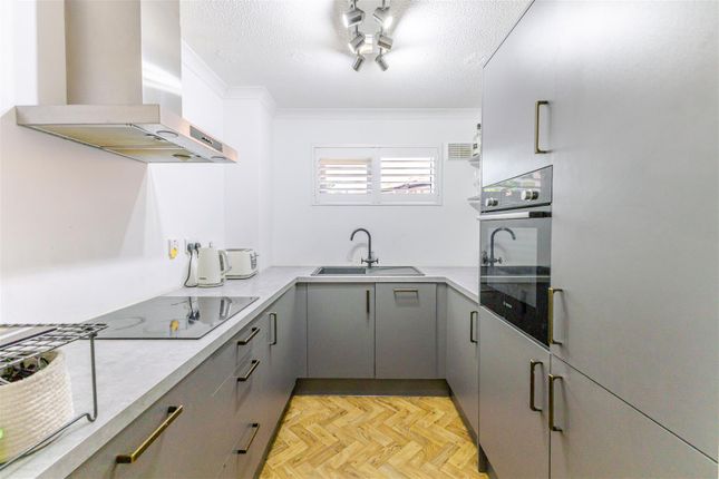 87, Peerless Drive, Uxbridge photo 2