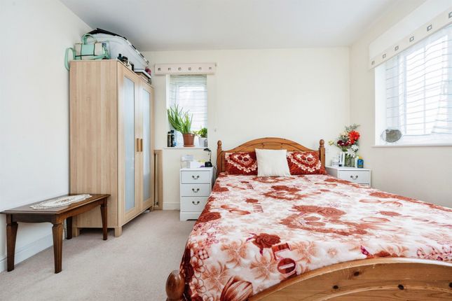 Flat for sale in Henley Road, Bedford