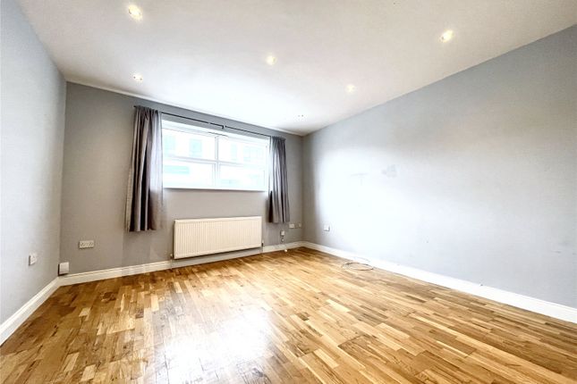 Maisonette to rent in West Street, Erith