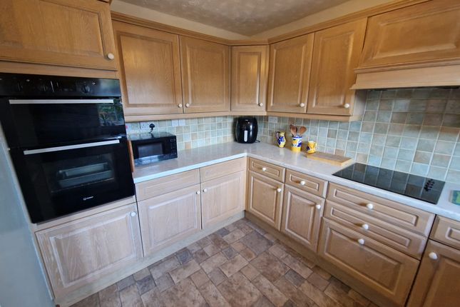 65 Larkspur Crescent, Yeovil photo 3