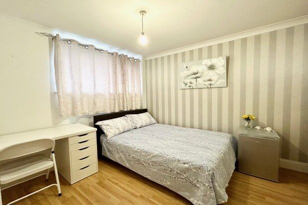 Thumbnail Room to rent in 13 Trindehay, Basildon