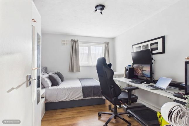 8, Connaught Road, London photo 5
