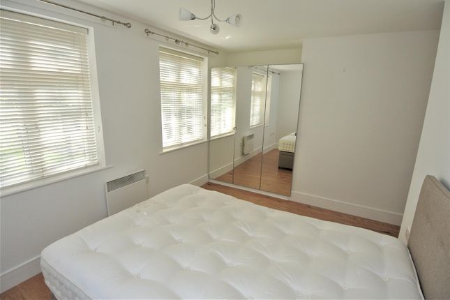 15 The Quadrant, Brighton Road, Addlestone photo 4