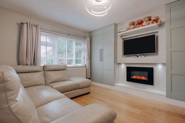 40 Highwood Avenue, Bushey photo 4