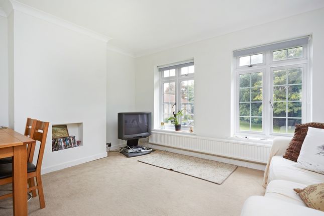 43 Rythe Court, Portsmouth Road, Thames Ditton photo 2