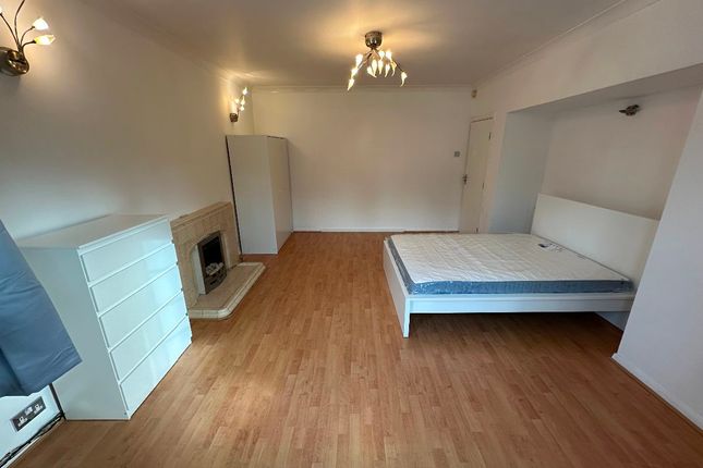Room 2, 72 Ashbourne Road, Ealing photo 2