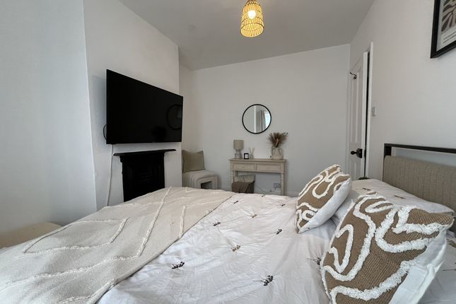 Main Bedroom (2)