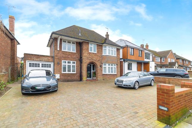Thumbnail Detached house for sale in First Avenue, Dunstable, Bedfordshire