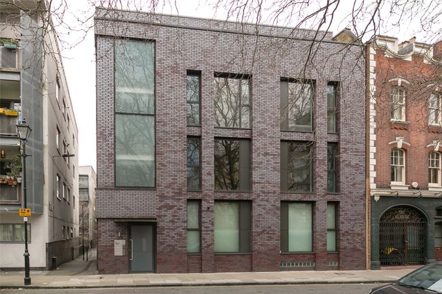 Flat to rent in Compton Street, London