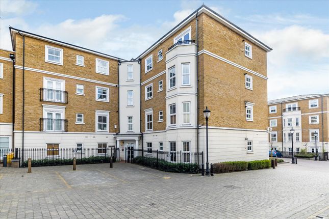 Thumbnail Flat to rent in Northpoint Square, London