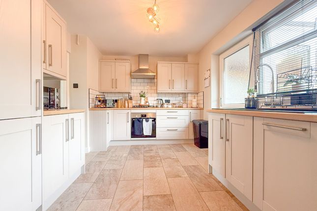 8 Scott Close, Newport photo 2