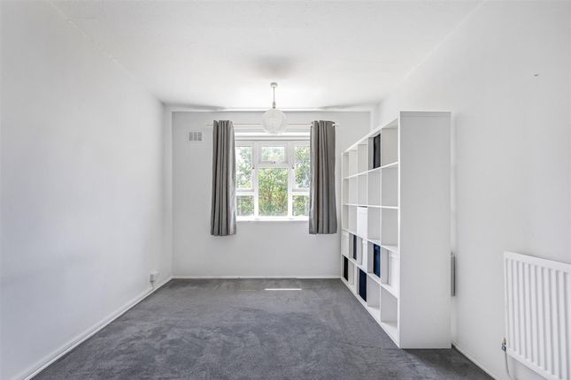 112 Burnett Square, Hertford photo 3