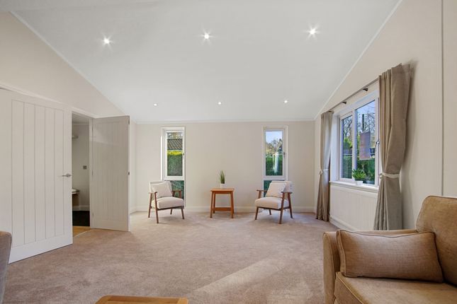 16 , Kingfisher Lane, Turners Hill photo 3