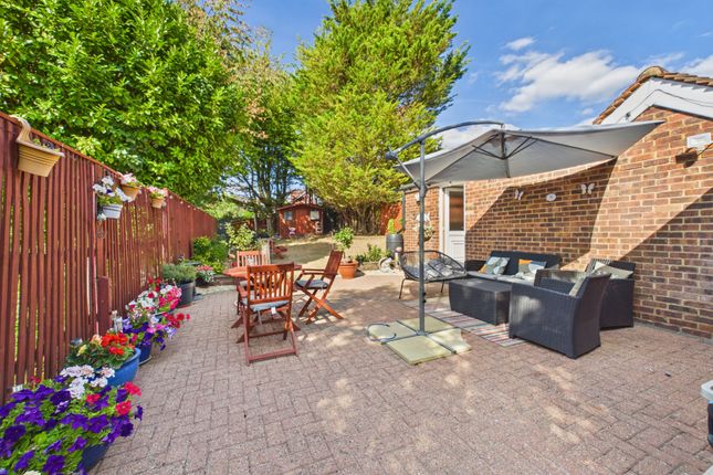 26 New Drive, High Wycombe photo 3