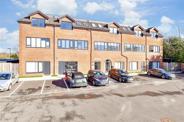 Thumbnail Flat for sale in Cleeve Road, Leatherhead, Surrey