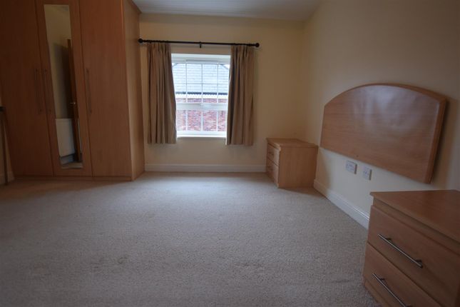 Flat to rent in Gower Hey Gardens, Hyde