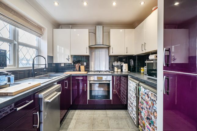 18, Crawshaw Road, Ottershaw photo 3