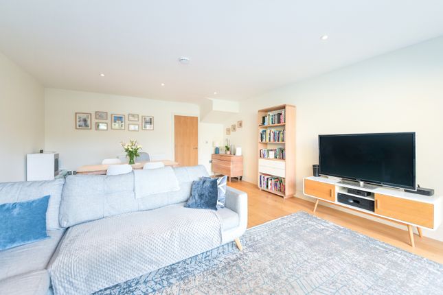 228C,, Canterbury Road, Morden photo 2