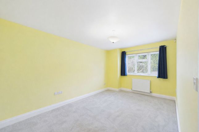 12 Nork Gardens, Banstead photo 4